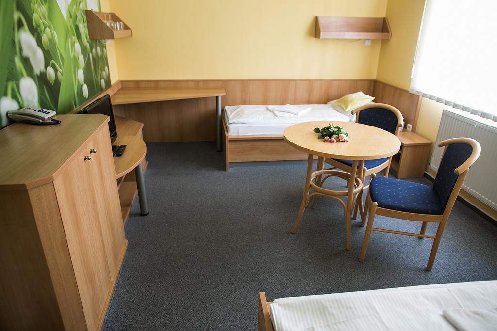 Hotel Imos Breclav Bagian luar foto