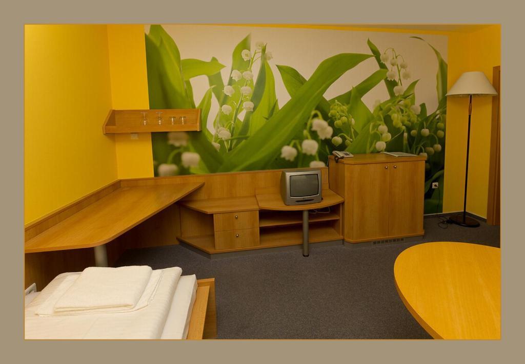 Hotel Imos Breclav Bagian luar foto