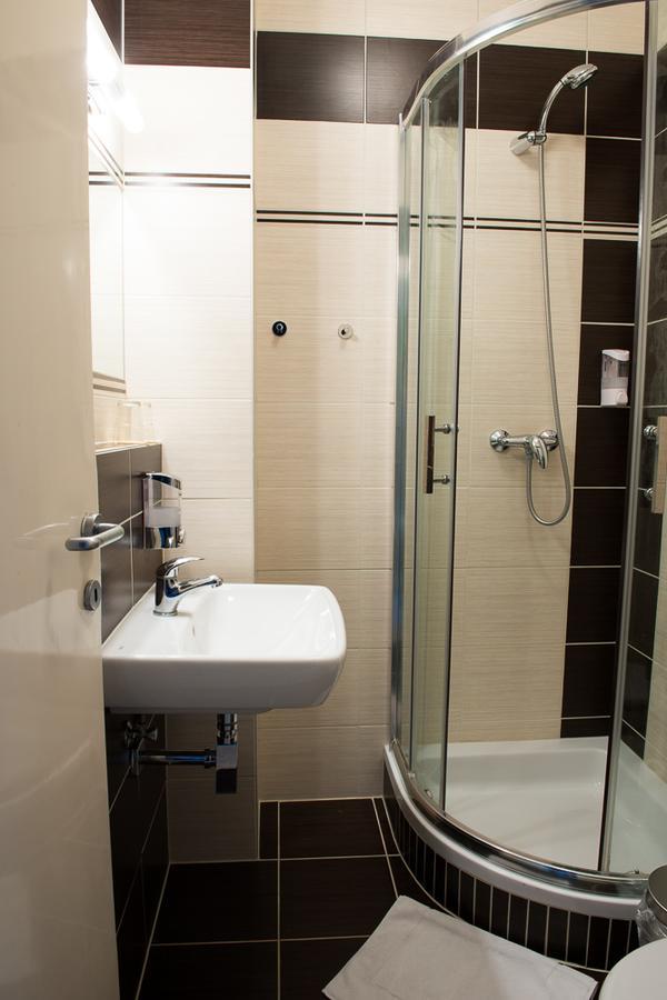 Hotel Imos Breclav Bagian luar foto